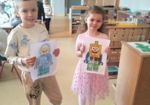 Dzieci prezentują swoje ludziki Lego