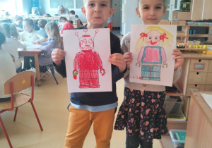 Dzieci prezentują swoje ludziki Lego