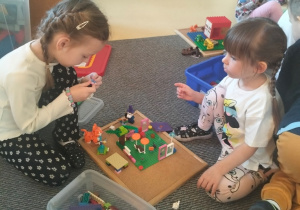 dziewczynki podczas zabawy klockami Lego