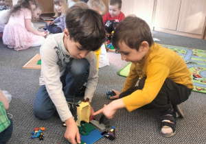 Rysio i Mikołaj bawią się Lego