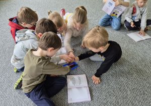 Dzieci rysują w książeczkach sytuacje, które wywołały u nich smutek