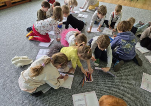 Dzieci rysują w książeczkach sytuacje, które wywołały u nich smutek