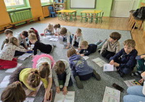 Dzieci rysują w książeczkach sytuacje, które wywołały u nich smutek