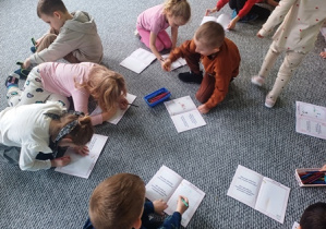 Wykonywanie zadania umieszczonego w książce