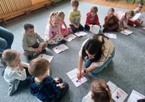 Przybijanie pieczątek przez prowadzącą