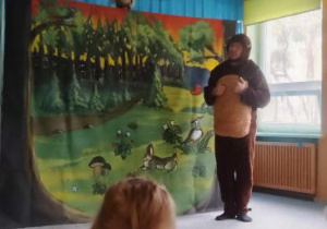 Aktor przebrany za misia słucha sowy