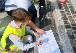 Leoś wykonuje zadanie przygotowane przez przewodnika