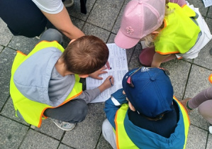 Dzieci wykonują kolejne zadanie z karty pracy