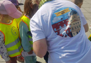 Pani przewodnik pokazuje jak wykonać zdjęcia