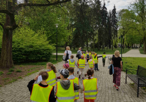 Dzieci podczas wycieczki w Parku Staromiejskim