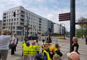 Dzieci stoją przy skrzyżowaniu ulic Północnej i Nowomiejskiej