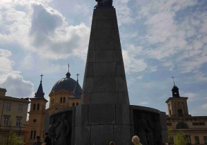Dzieci przy pomniku Kościuszki na Placu Wolności