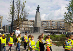 Dzieci idą w kierunku ulicy Piotrkowskiej