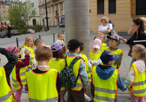 Dzieci przy obelisku na ulicy Piotrkowskiej