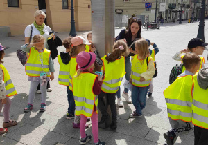 Dzieci przy obelisku na ulicy Piotrkowskiej
