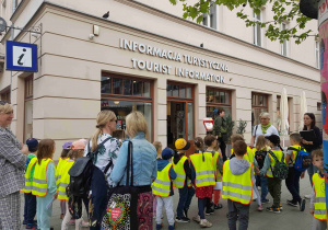 Dzieci przy punkcie Informacji Turystycznej