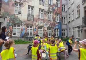 Dzieci na podwórku kamienicy przy ulicy Więckowskiego