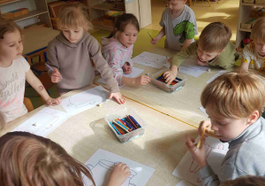 Dzieci ilustrują przysłowie "W marcu jak w garncu"