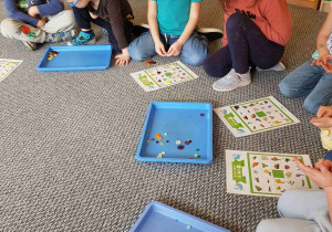 Dzieci grają w "Wiosenne bingo"