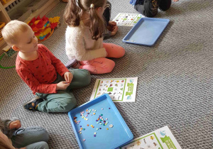Dzieci grają w "Wiosenne bingo"
