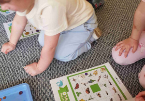 Dzieci grają w "Wiosenne bingo"