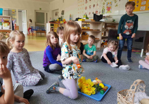 Dzieci przygotowują grupową święconkę