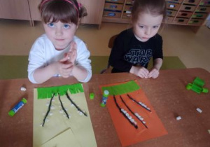 Dziewczynki podczas wykonywania pracy plastycznej