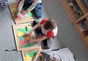 Dzieci podczas wykonywania pracy plastycznej