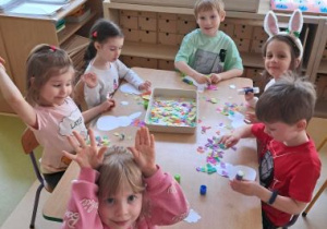 Dzieci podczas wykonywania pracy plastycznej
