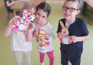 Dzieci prezentują swoje króliczki