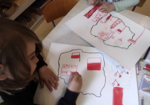 Dzieci rysują kontury Polski.