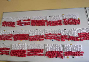Wystawa prac plastycznych dzieci przedstawiająca flagę Polski