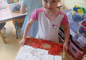 Emilka i jej zbiór biało czerwonych przedmiotów