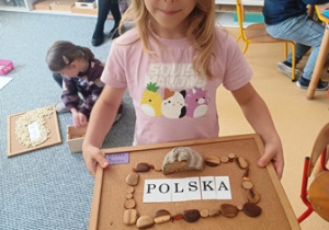 Hania i przygotowany przez nią napis "Polska"