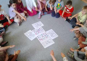 Dzieci w czasie zajęć edukacyjnych w ramach programu profilaktycznego "PrzedszkolaBezOwsików.pl"