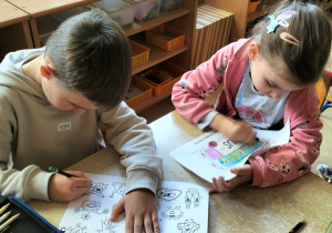 dzieci kolorują obrazki dotyczące dbania o higienę