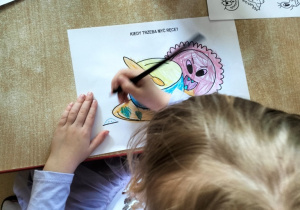 Ala koloruje obrazek dotyczący dbania o higienę