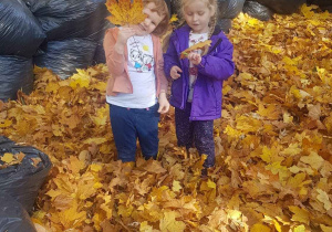 Dziewczynki pokazują jesienne liście