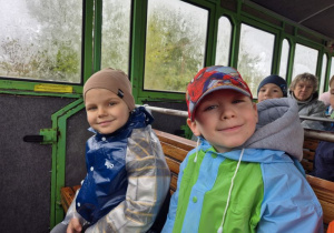 Chłopcy jadą kolejką podczas wycieczki