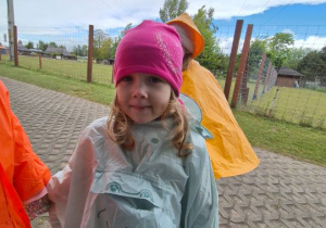 Dziewczynka pozuje do zdjęcia w ZOO