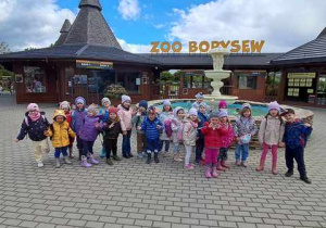 Cała grupa pozuje do pamiątkowego zdjęcia pod Zoo w Borysewie