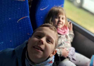 Kacper i Wiktoria w czasie jazdy autokarem