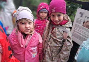 Dzieci pozują do zdjęcia podczas spaceru po Zoo w Borysewie