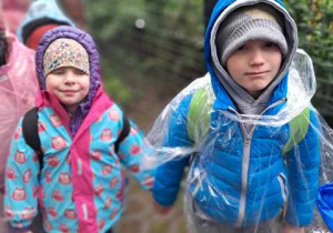 Zosia i Brunon spacerują w parze po ogrodzie zoologicznym w Borysewie