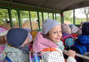 Dzieci jadą kolejką i obserwują zwierzęta