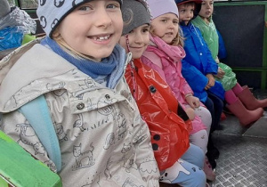 Dzieci w czasie przejażdżki kolejką po Zoo