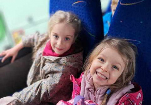 Anielka i Wiktoria podczas podróży autokarem do Zoo w Borysewie
