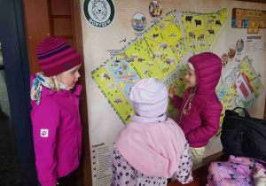 Dziewczynki przy mapie ogrodu zoologicznego w Borysewie