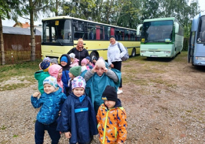 Dzieci stoją przed autokarem, przygotowują się do wejścia do ZOO