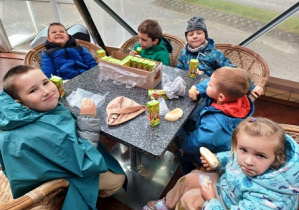 Dzieci w trakcie pikniku